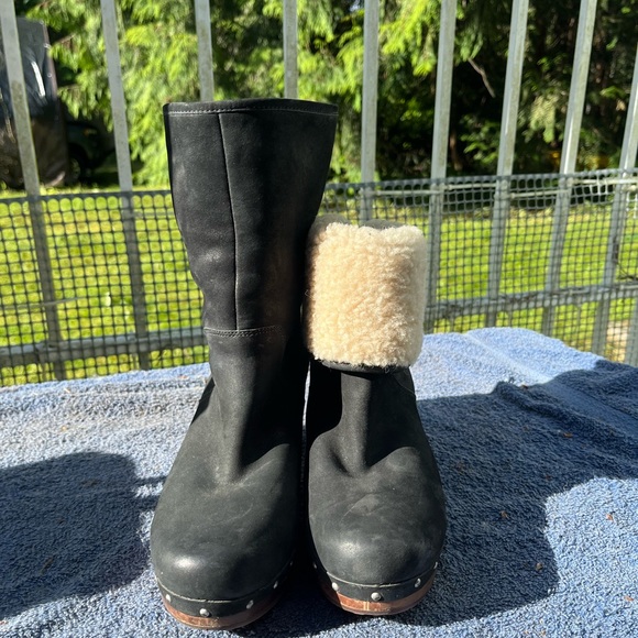 Black Ugg heeled faux fur lined boots - Picture 4 of 4